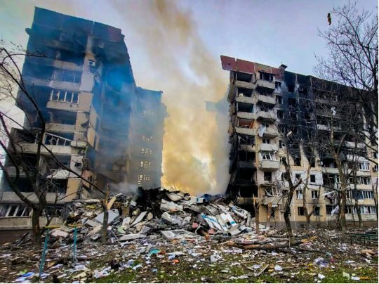 Обвалився цілий під&rsquo;їзд, під завалами опинилися люди: росіяни завдали авіаудару по&nbsp;Вугледару