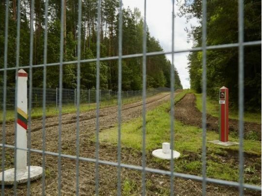 Подалі від ворога: на&nbsp;латвійсько-білоруському кордоні зводять паркан