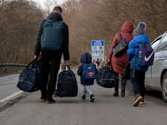 У чоловіка є дозвіл на проживання в ЄС: чи випустять його за кордон