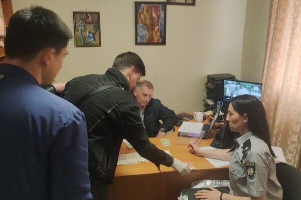 Заведующий мемориалом обороны Одессы попался на взятке за размещение торговых точек
