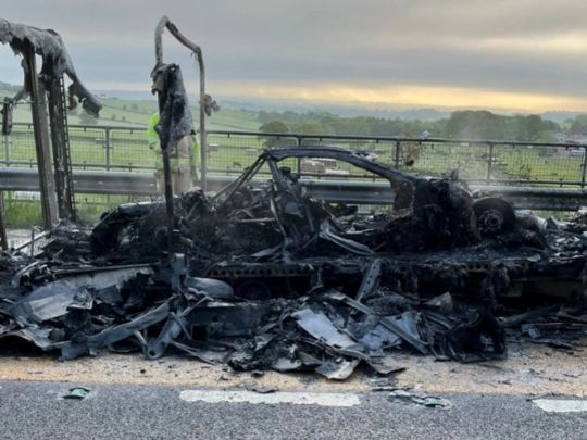 У Британії на шосе згорів суперкар Mercedes за 2,8 млн доларів (фото)