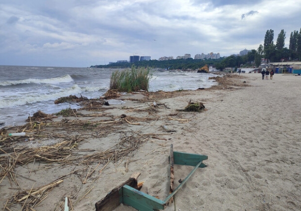 В Черном море происходят неуправляемые взрывы боеприпасов: одесситов просят не убирать мусор 