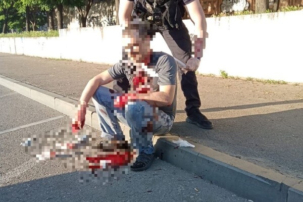 В Одессе парень прямо на улице пытался покончить с собой