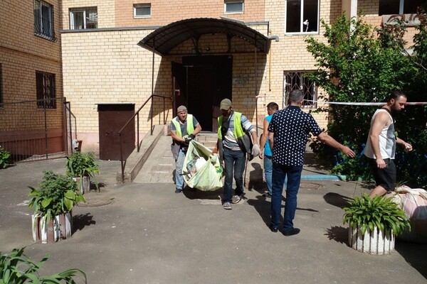 Коммунальщики ликвидируют последствия теракта в Одессе