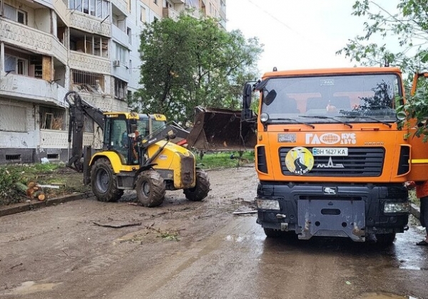 Коммунальщики ликвидируют последствия теракта в Одессе