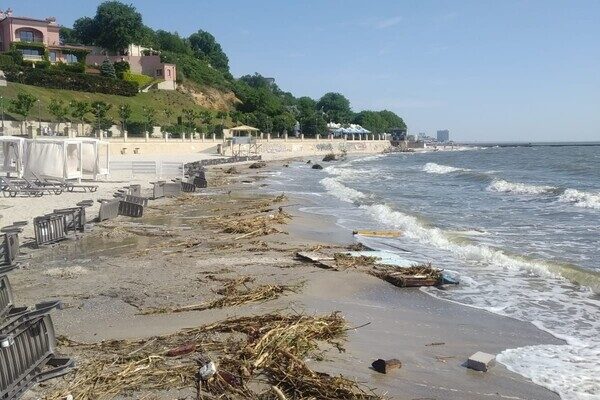 На нескольких пляжах Одессы и Одесской области снизилась соленость воды в Черном море