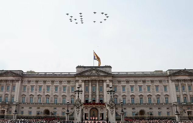 Чарльз III верхи на&nbsp;коні на&nbsp;чолі гвардії: як&nbsp;Британія вітала монарха з&nbsp;днем народження (фото, відео)