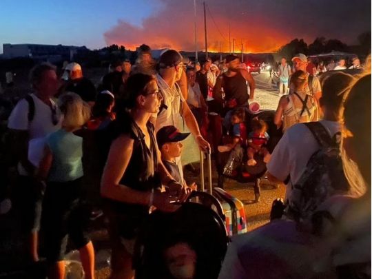 Пекло в&nbsp;Греції: масштабні лісові пожежі змусили евакуювати з&nbsp;острова Родос тисячі туристів