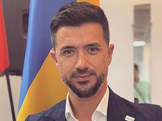 Самий турботливий татко в світі: Мурат Налчаджиоглу нагодував доньку від Ані Лорак рисом і навчив її ліпити глечики (відео)