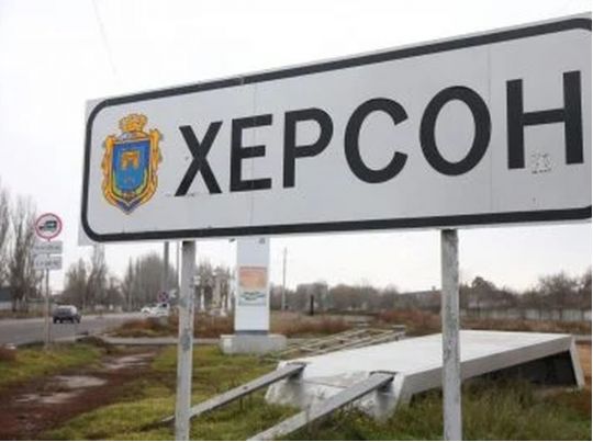 Росіяни скинули авіабомби на&nbsp;Херсон: місто частково знеструмлено