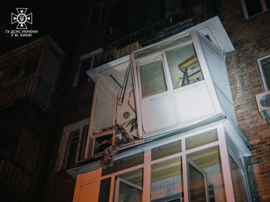 В Києві в пʼятиповерхівці вибухнув газовий обігрівач: в момент інциденту в квартирі були дорослі і діти