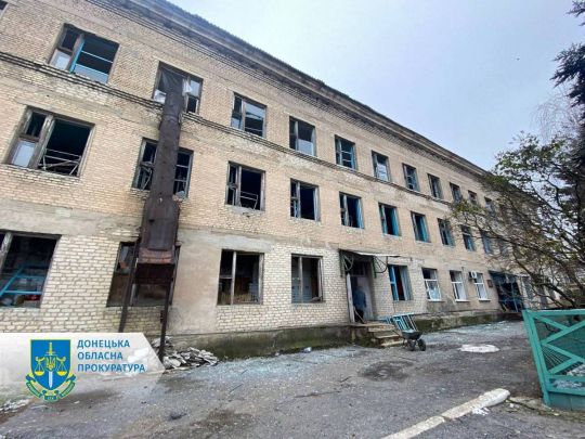 Двоє загиблих, вісім поранених: у мережі показали наслідки нічного обстрілу лікарні та шахти у Селидовому (фото, відео)