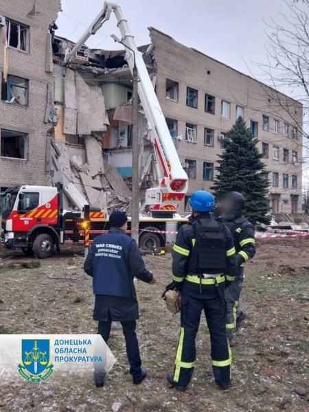 Двоє загиблих, вісім поранених: у мережі показали наслідки нічного обстрілу лікарні та шахти у Селидовому (фото, відео)