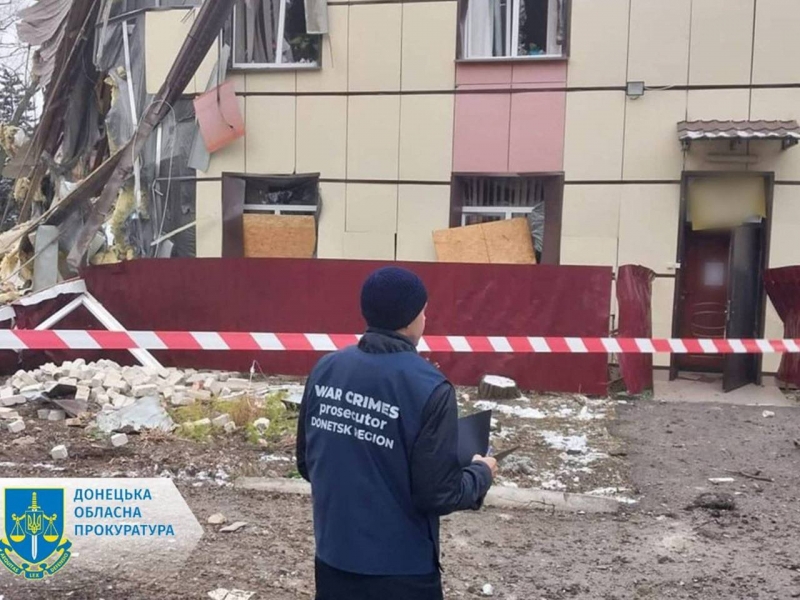 Двоє загиблих, вісім поранених: у мережі показали наслідки нічного обстрілу лікарні та шахти у Селидовому (фото, відео)