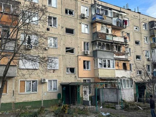 Ворог вдарив по п’ятиповерхівці у Нікополі: є загиблий та постраждалі