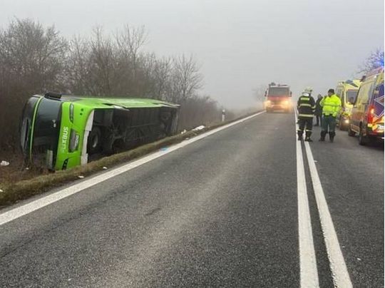Автобус із десятками українців перекинувся на трасі у Словаччині: є постраждалі (фото)
