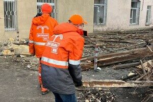 Атака "шахедами" по Одессе повредила 15 домов: где развернули оперативные штабы для помощи (обновлено) Атака "шахедами" по Одессе повредила 15 домов: где развернули оперативные штабы для помощи (обновлено)