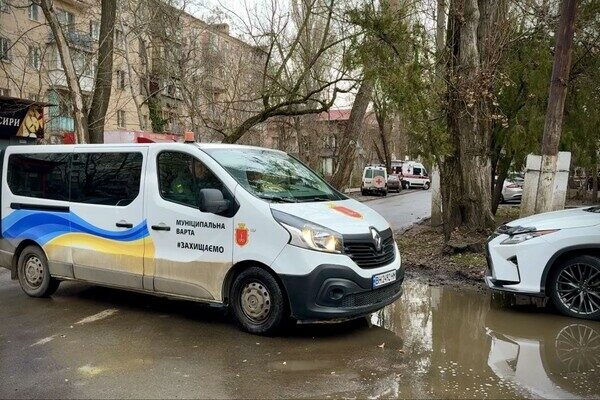 Атака "шахедами" по Одессе повредила 15 домов: где развернули оперативные штабы для помощи (обновлено) Атака "шахедами" по Одессе повредила 15 домов: где развернули оперативные штабы для помощи (обновлено)