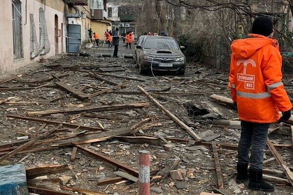Атака "шахедами" по Одессе повредила 15 домов: где развернули оперативные штабы для помощи (обновлено) Атака "шахедами" по Одессе повредила 15 домов: где развернули оперативные штабы для помощи (обновлено)