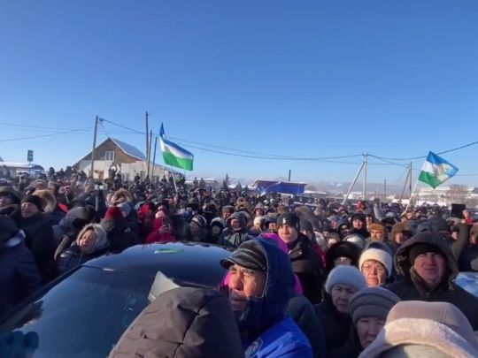 Скандують «Свободу!» і кличуть земляків повертатись додому з війни: в російському регіоні почався багатотисячний протест