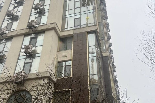 Атака Одессы: обломки ракеты повредили недострой, пострадали несколько высоток