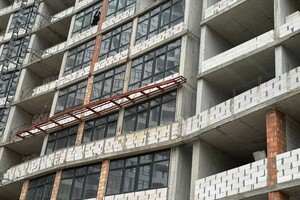 Атака Одессы: обломки ракеты повредили недострой, пострадали несколько высоток
