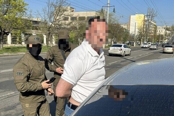 Начальника таможенного поста Одесской таможни и его сообщницу поймали на взятке Начальника таможенного поста Одесской таможни и его сообщницу поймали на взятке