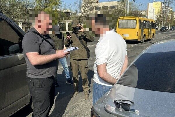Начальника таможенного поста Одесской таможни и его сообщницу поймали на взятке Начальника таможенного поста Одесской таможни и его сообщницу поймали на взятке