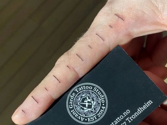 Чоловік витатуював лінійку на&nbsp;пальці для зручності: фоловери розділились у&nbsp;думках