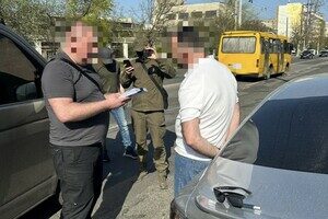 Начальника таможенного поста Одесской таможни и его сообщницу поймали на взятке Начальника таможенного поста Одесской таможни и его сообщницу поймали на взятке