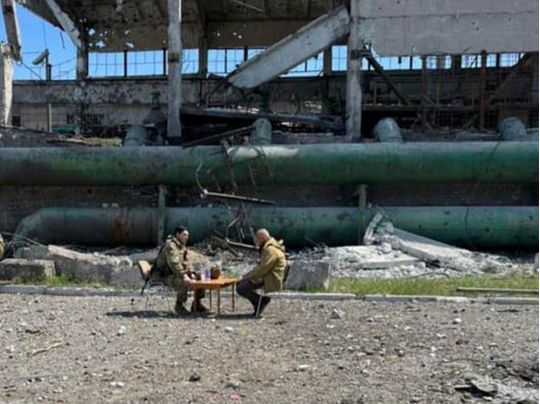 Два роки в полоні: командир «Азову» показав фото перемовин про евакуацію цивільних з «Азовсталі»