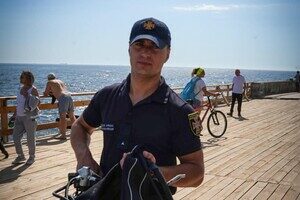В Одессе 20-летнюю полицейскую из Ровно смыло волной в море: девушку ищут спасатели