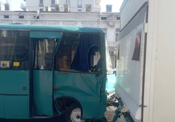 В Одессе водитель маршрутки врезался в фуру: что с пассажирами