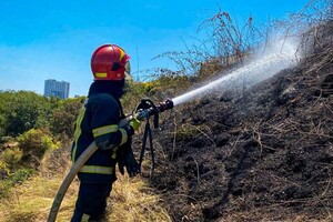 В Одессе возле Трассы здоровья вспыхнул пожар: подробности