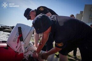 В Одессе 20-летнюю полицейскую из Ровно смыло волной в море: девушку ищут спасатели