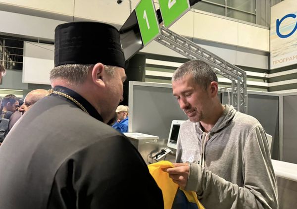 Нарешті вдома: Зеленський показав щемливе відео повернення в Україну десяти полонених