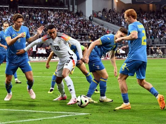 Україна у день ювілею Реброва встояла на полі чотириразових чемпіонів світу: відеоогляд матчу