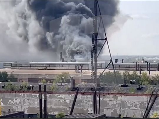 «Сонцепьокам» припекло: в росії горить великий збройовий завод (відео)