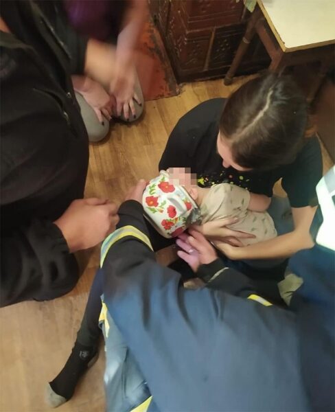 На&nbsp;Волині рятувальники позбавили дворічну дитину від&hellip; каструлі на&nbsp;голові (фото)