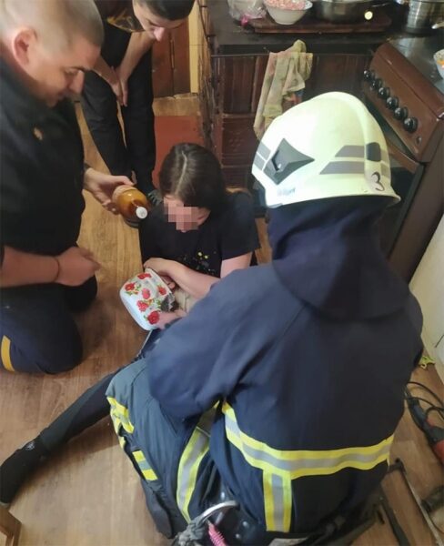 На&nbsp;Волині рятувальники позбавили дворічну дитину від&hellip; каструлі на&nbsp;голові (фото)