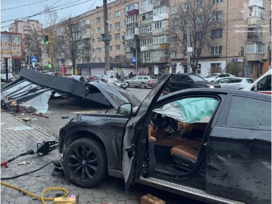 Смертельна ДТП у Хмельницькому: автомобіль влетів у зупинку, загинули люди