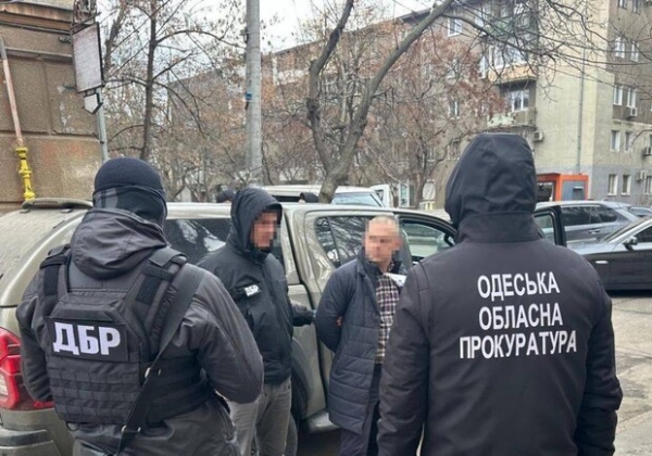 Выдавали охотничьи удостоверения за деньги: в Одессе руководство лесного управления разоблачили в коррупции