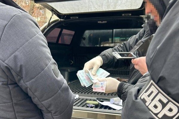Выдавали охотничьи удостоверения за деньги: в Одессе руководство лесного управления разоблачили в коррупции