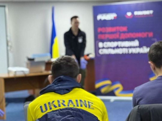 Українські спортсмени вчаться рятувати життя: новий проєкт від FAST та Favbet Foundation