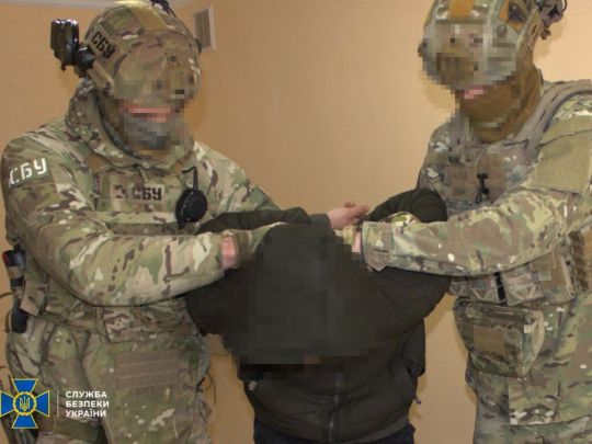 Вибух біля ТЦК у Кам'янці-Подільському: затримано агентів росіян, які дистанційно підірвали кур'єра (фото)