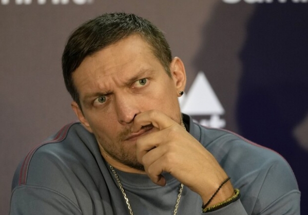 Александр Усик попал в скандал после защиты докторской диссертации