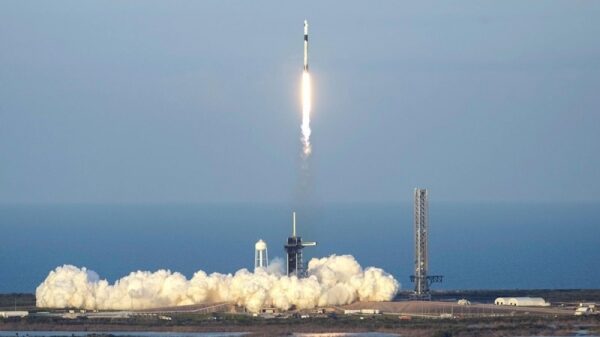 SpaceX: миссия к &laquo;застрявшим&raquo; астронавтам стартовала