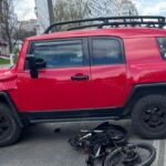В Одессе столкнулись легковушка и электровелосипед: есть пострадавший