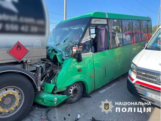 П'ятеро людей постраждали у зіткненні маршрутки з бензовозом у Києві (фото)