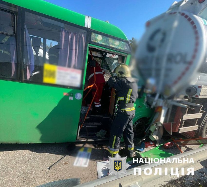 П'ятеро людей постраждали у зіткненні маршрутки з бензовозом у Києві (фото)